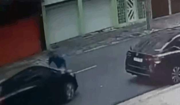 Imagem da câmera de segurança que mostra o momento do atropelamento do taxista no Centro de Curitiba; o motorista foi denunciado pelo MPPR.