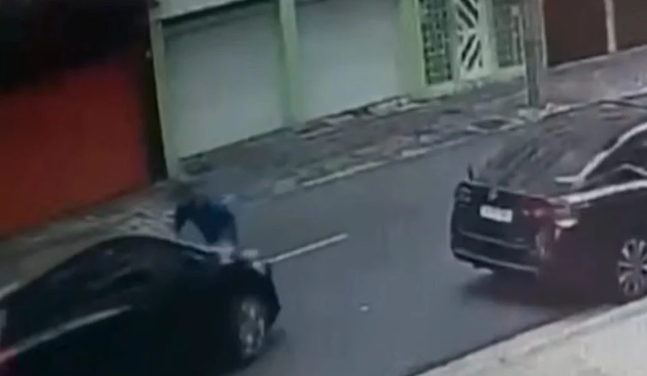 Imagem da câmera de segurança que mostra o momento do atropelamento do taxista no Centro de Curitiba; o motorista foi denunciado pelo MPPR.