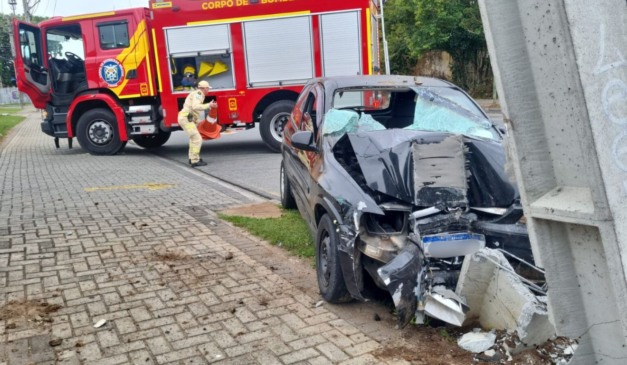 carro que o motorista bateu no poste e fugiu do acidente em curitiba