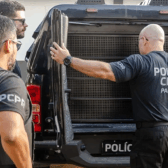 Agentes da Pol&iacute;cia Civil do Paran&aacute;, que investigam o caso da mulher que foi agredida por ci&uacute;mes e morreu em hospital na cidade de Palmital.