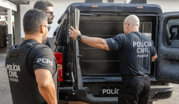 Agentes da Polícia Civil do Paraná, que investigam o caso da mulher que foi agredida por ciúmes e morreu em hospital na cidade de Palmital.