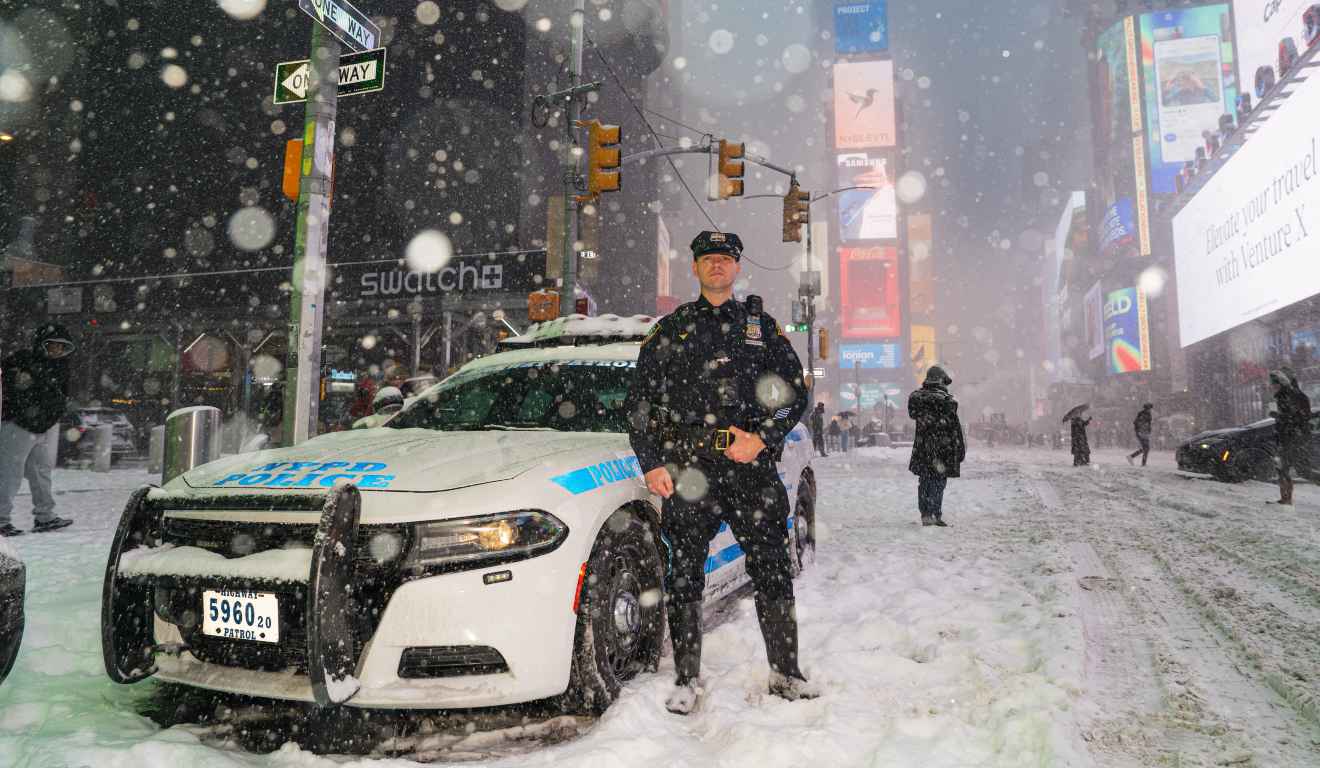 Policial em meio a nevasca nos EUA