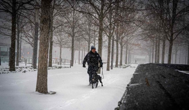 Policial em meio a nevasca nos EUA