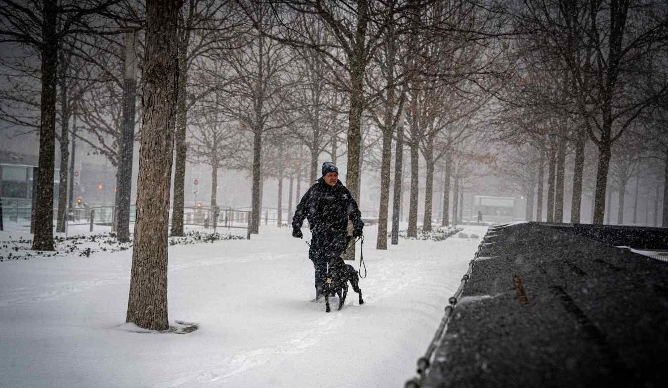 Policial em meio a nevasca nos EUA