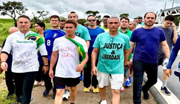 Nikolas ferreira e carlos bolsonaro em caminhada
