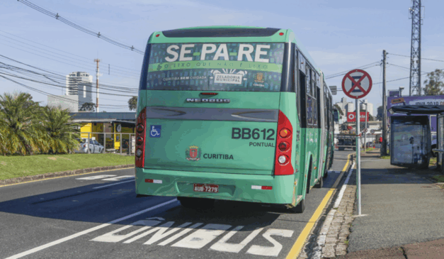 Imagem de um ônibus de Curitiba, da linha Interbairros. A linha Interbairros IV é uma das operadas pela Auto Viação Mercês, que esteve paralisada nesta quarta-feira. A Urbs, no entanto, garantiu a normalização dos serviços de ônibus a partir de quinta-feira (15).