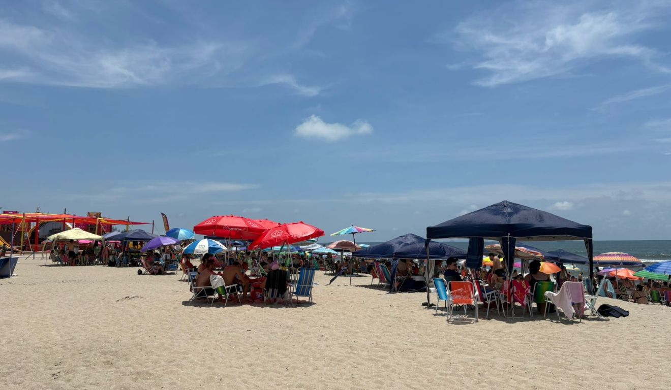 faixa de areia lotada para ilustrar muitas reservas nos hoteis em matinhos