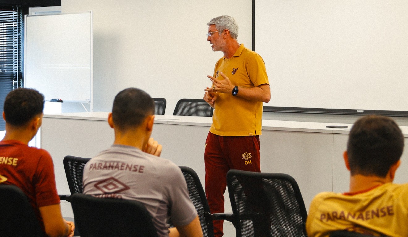 Técnico Odair Hellmann conversa com elenco do Athletico no CT do Caju