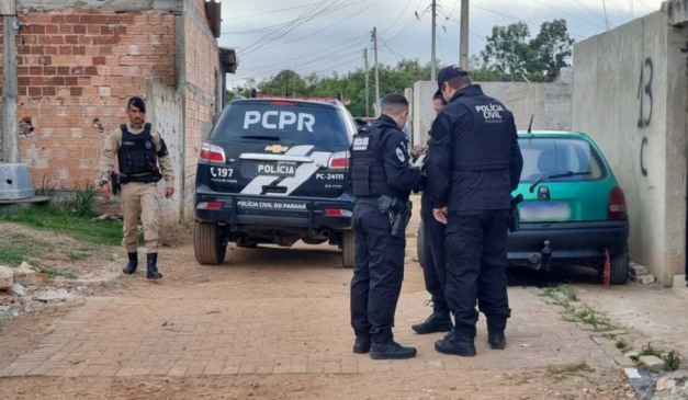 Policiais durante operação contra tráfico de drogas em São José dos Pinhais