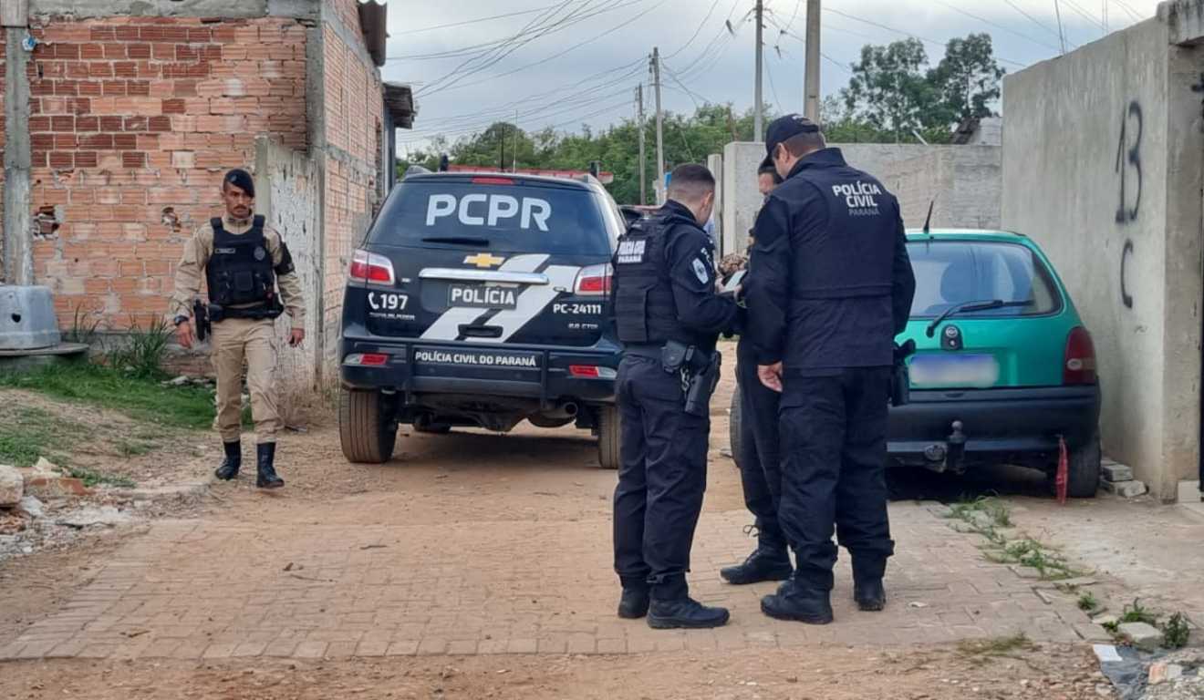 Policiais durante operação contra tráfico de drogas em São José dos Pinhais