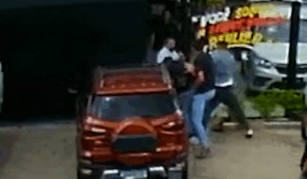pai e filho agredidos loja de veículos Curitiba