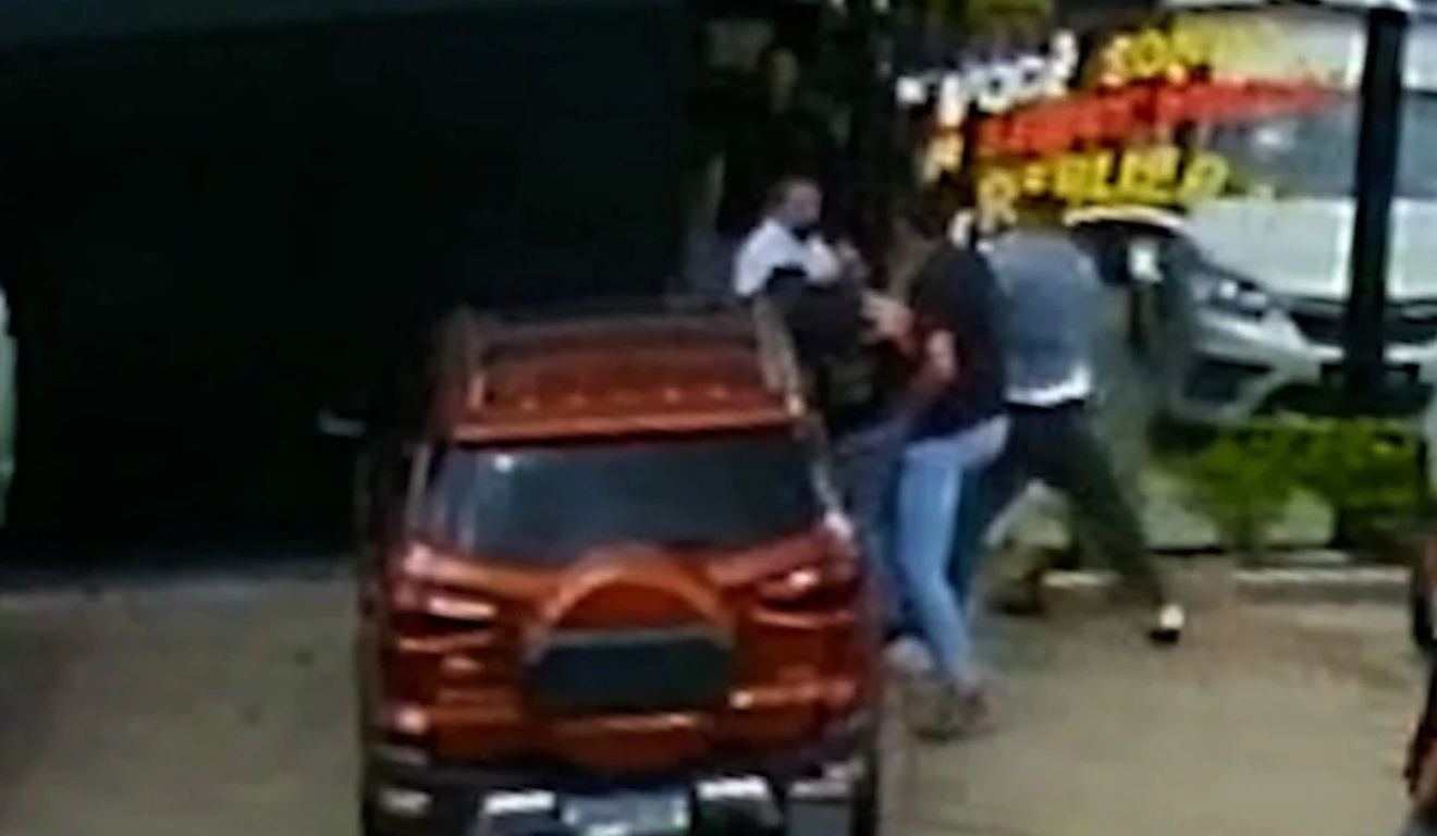 pai e filho agredidos loja de veículos Curitiba