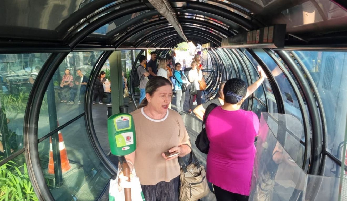 passageiros no tubo de ônibus durante paralisação