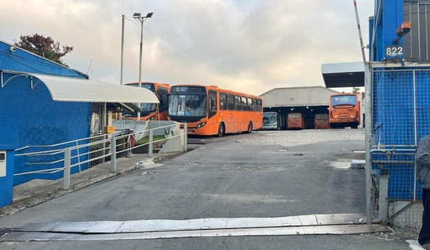 ônibus na empresa onde acontece a paralisação em Curitiba