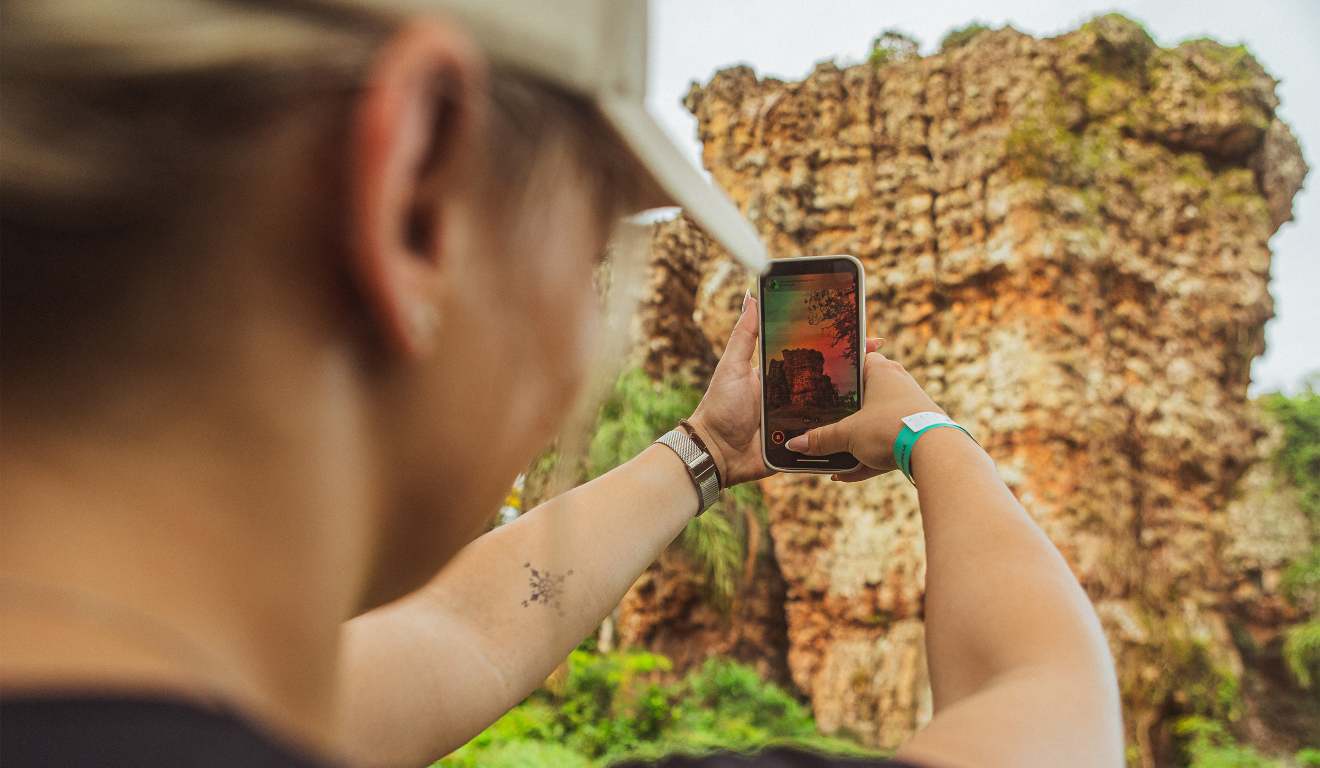 Visitante fotografa arenito no Parque Vila Velha, em Ponta Grossa