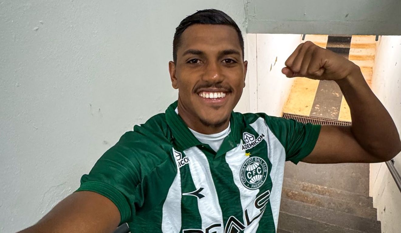 Pedro Rocha teve até direito a selfie postada no perfil do Coritiba após a partida com o Maringá.