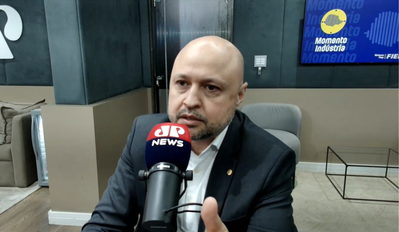 Edson Vasconcelos, presidente do Sistema Fiep, durante gravação do Momento Indústria, do Sistema Fiep