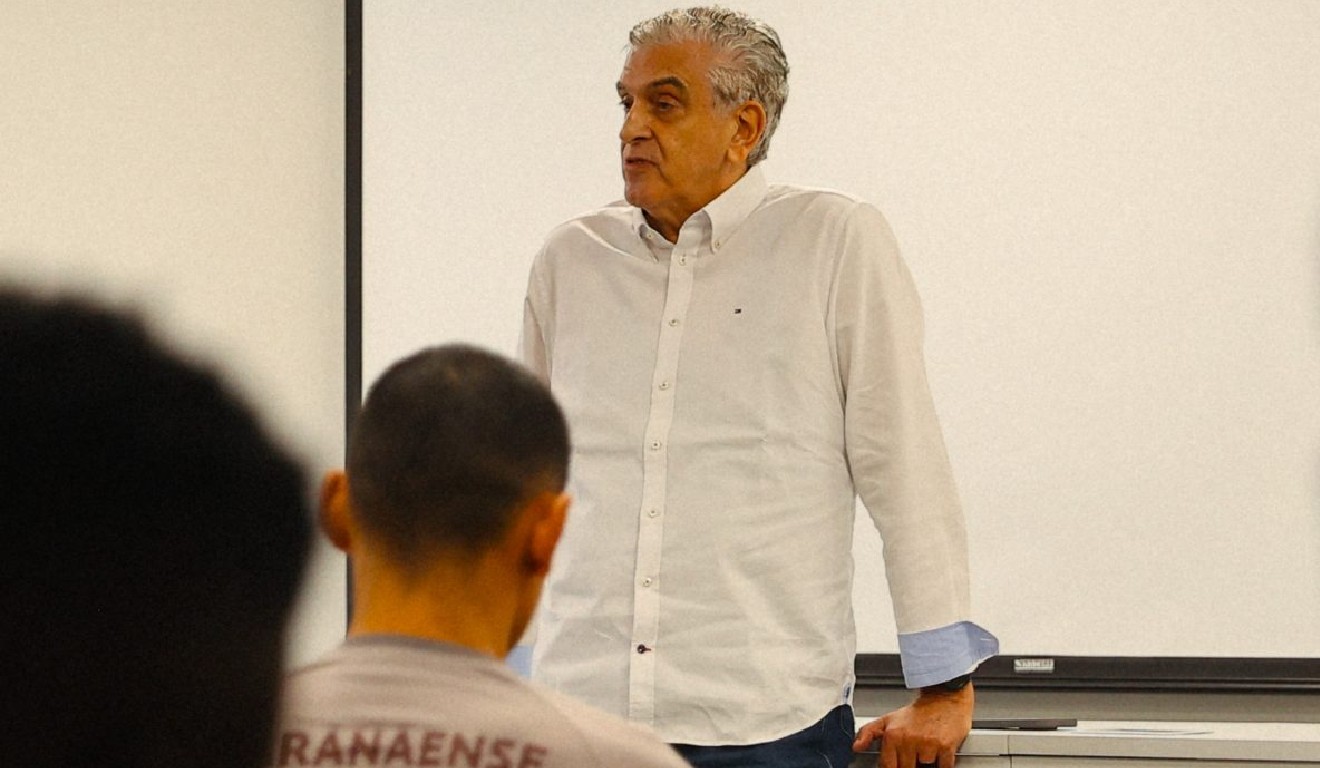 Petraglia em reunião com elenco do Athletico no CT do Caju