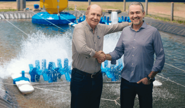 associado da C.Vale Moacir Niehue com o presidente do Conselho de Administração da cooperativa, Alfredo Lang