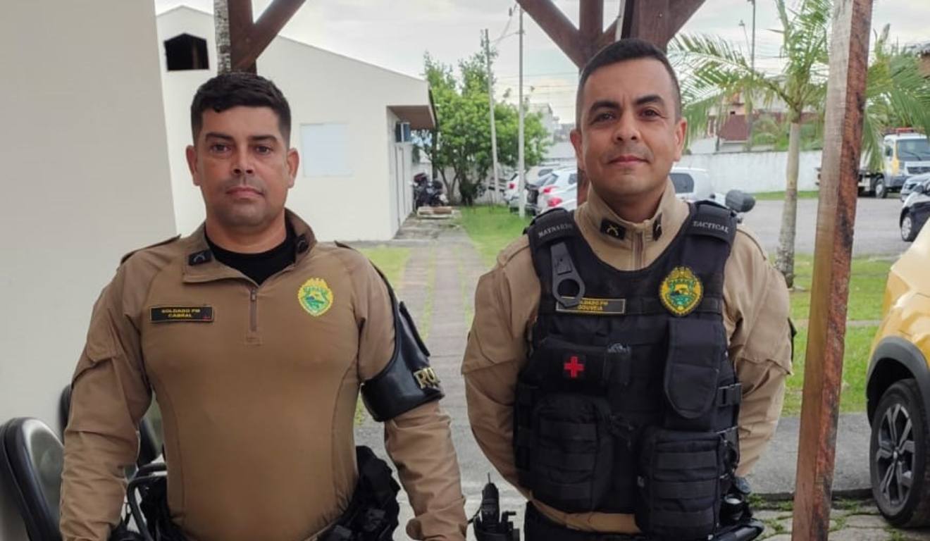 Policiais soldado Cabral e soldado Gouveia após salvamento de família no litoral do Paraná