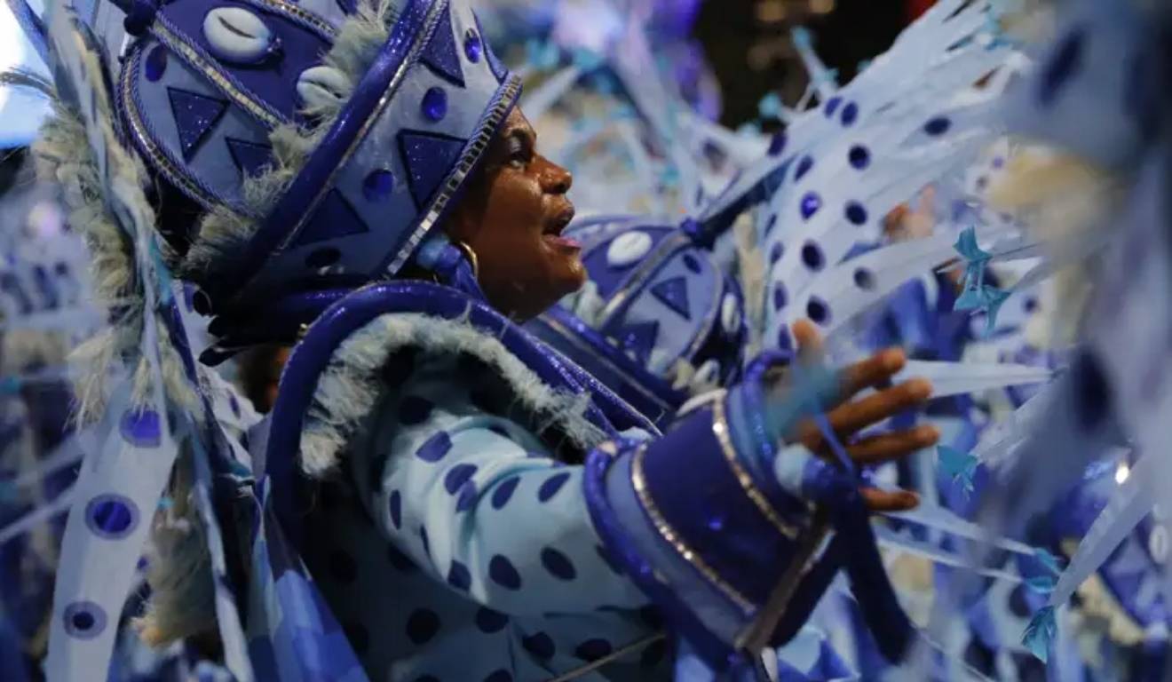mulher sambando com a portela no carnaval de 2023