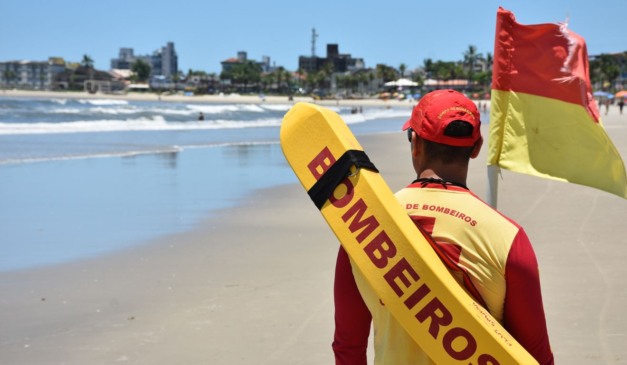 bombeiro de um posto salva-vidas na praia