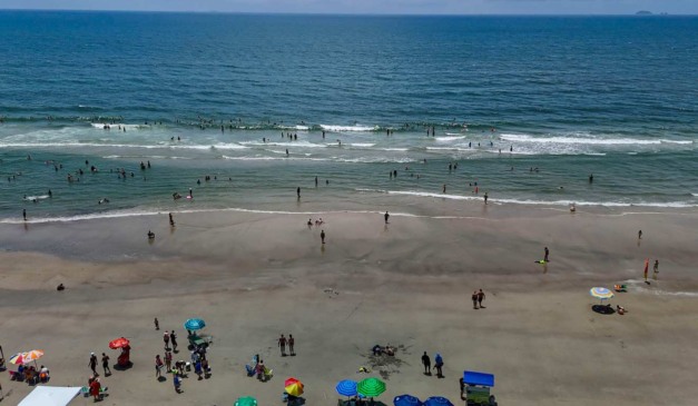Banhistas aproveitam calor em praia de Pontal do Paraná