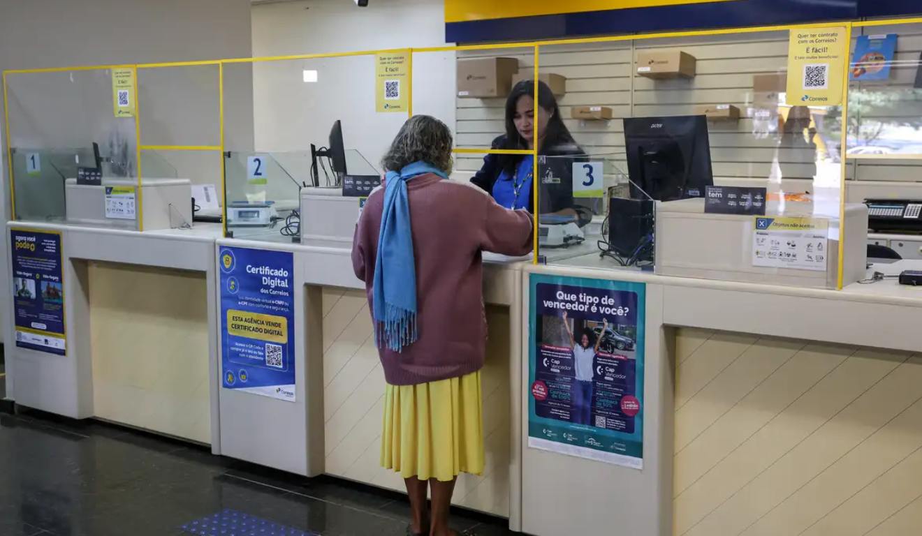 Idosa solicita reembolso do INSS em agência dos Correios