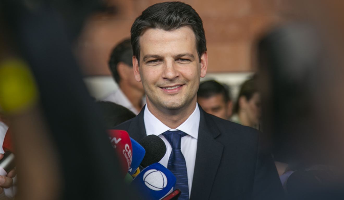 Eduardo Pimentel sorrindo durante entrevista