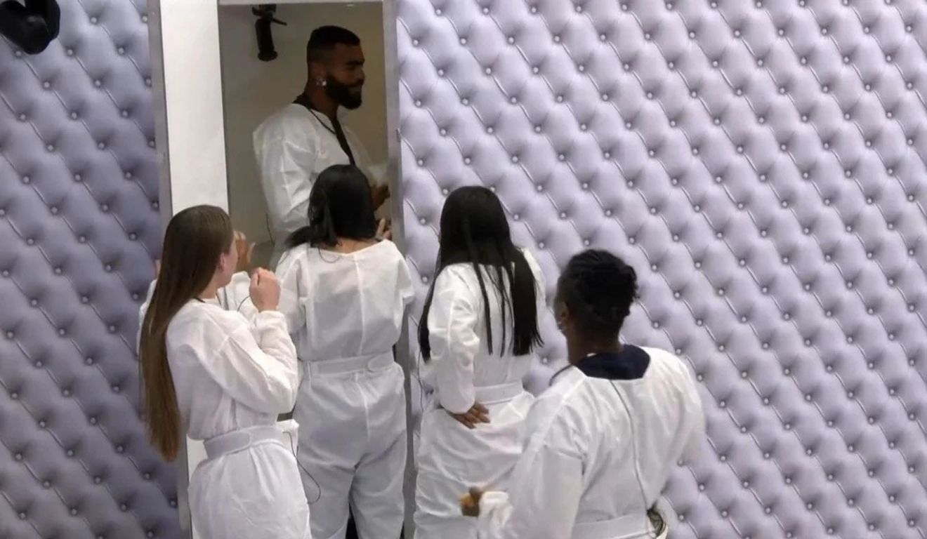 participantes no quarto branco no BBB