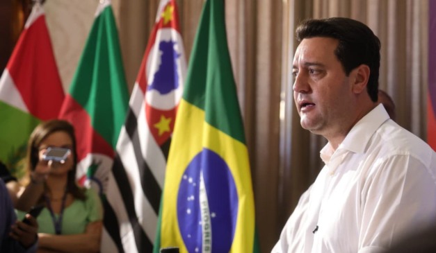 Ratinho Jr em palanque durante discurso