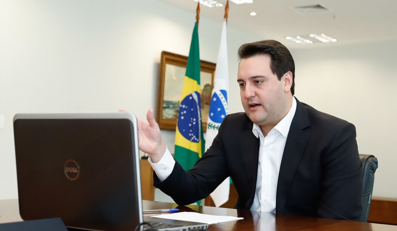 Governador do Paraná, Ratinho Junior, participa de videconferência pelo computador direto do Palácio Iguaçu, em Curitiba