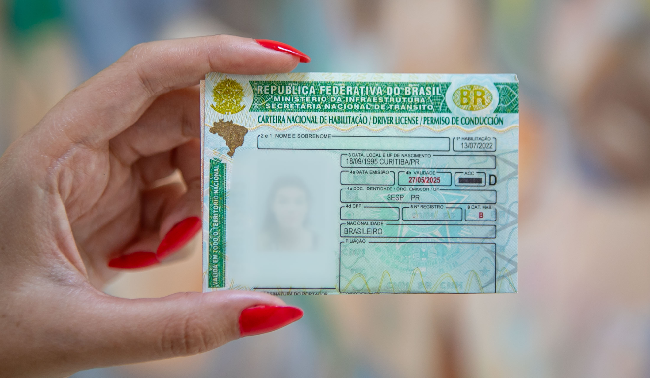 Foto ilustrativa de uma CNH; entenda como renovar gratuitamente.