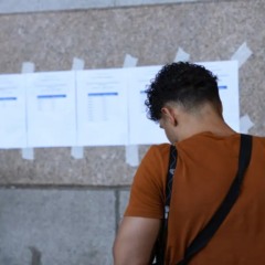 foto de rapaz conferindo resultado de concurso