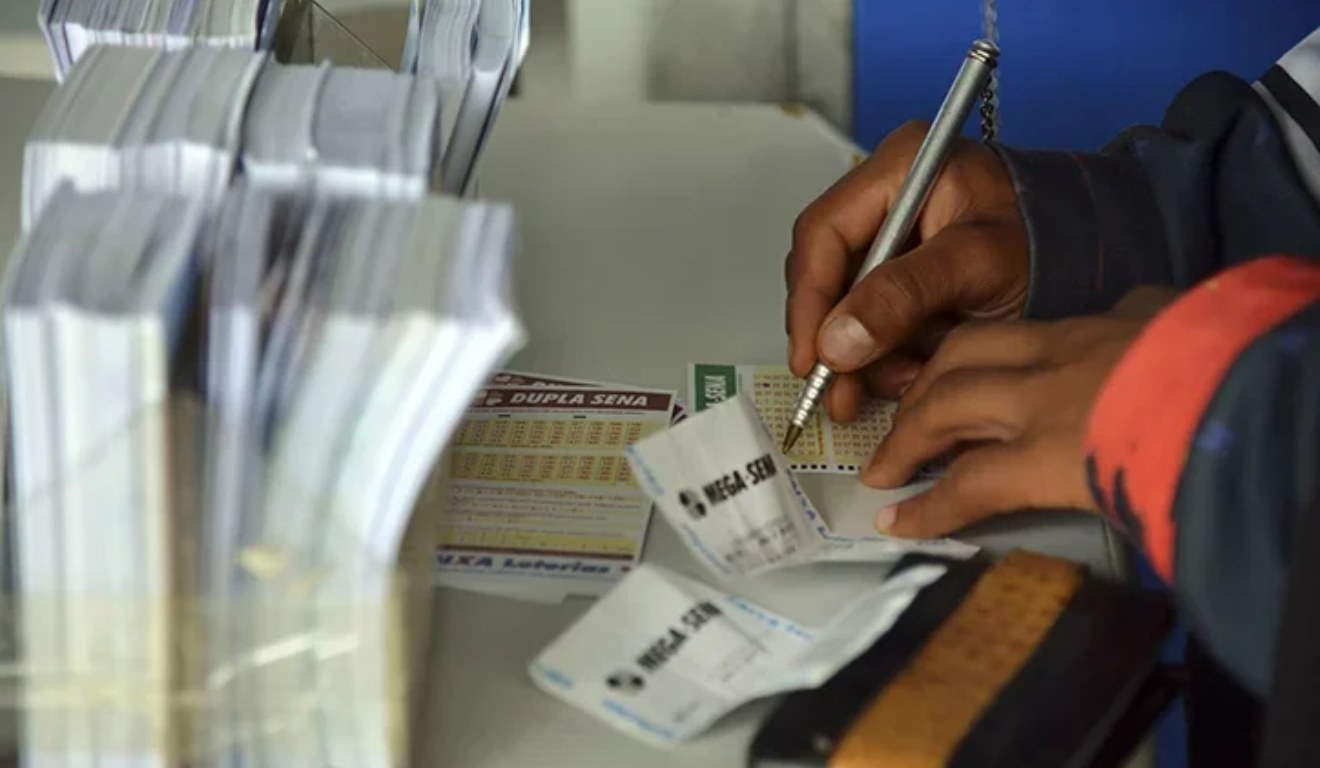Apostador preenchendo bilhete da Mega-Sena