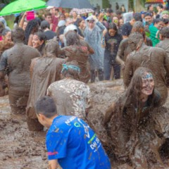 Candidatos aprovados no vestibular da UFPR celebram conquista com banho de lama