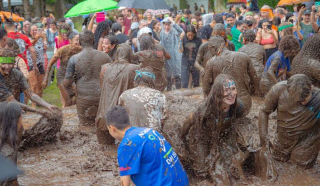 Candidatos aprovados no vestibular da UFPR celebram conquista com banho de lama