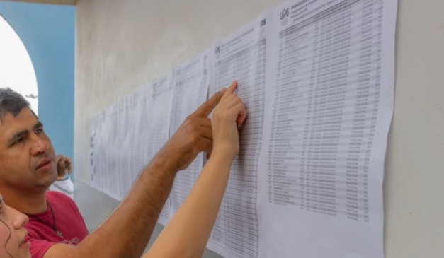 Candidatos conferem lista de aprovados no vestibular UEPG 2026