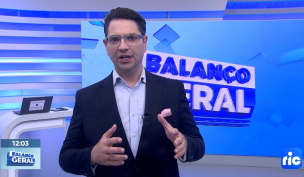O apresentador do Balanço Geral Curitiba, Guilherme Rivaroli, durante edição do programa