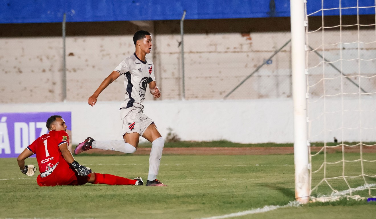 Ruan marca o gol do Athletico na Copinha