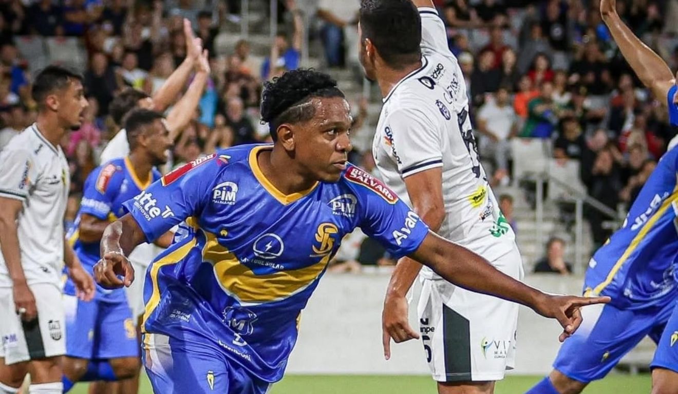 NIltinho comemora o segundo gol do São Joseense sobre o Galo Maringá.