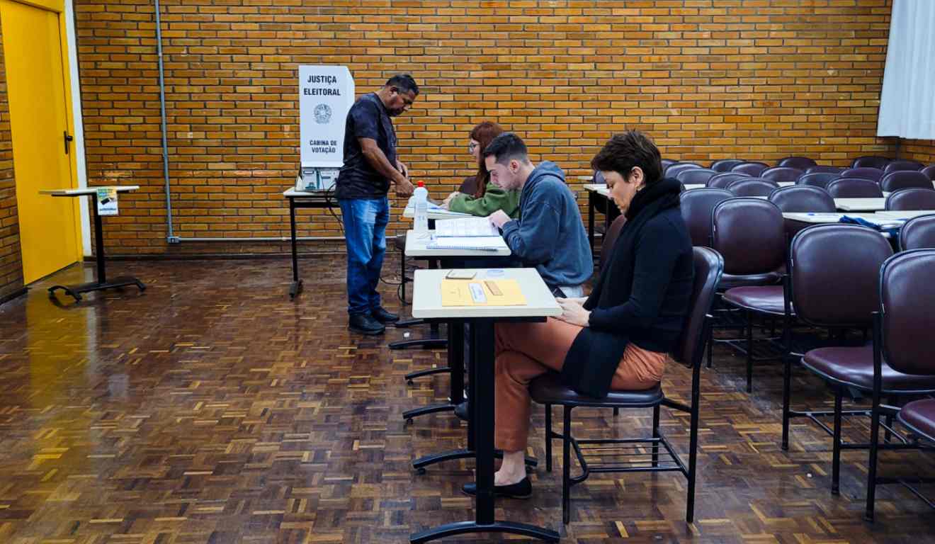Eleitor vota em sua seção eleitoral nas eleições de 2024, em Curitiba