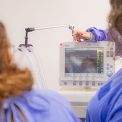 T&eacute;cnica de sa&uacute;de realiza exame em paciente na UEPG