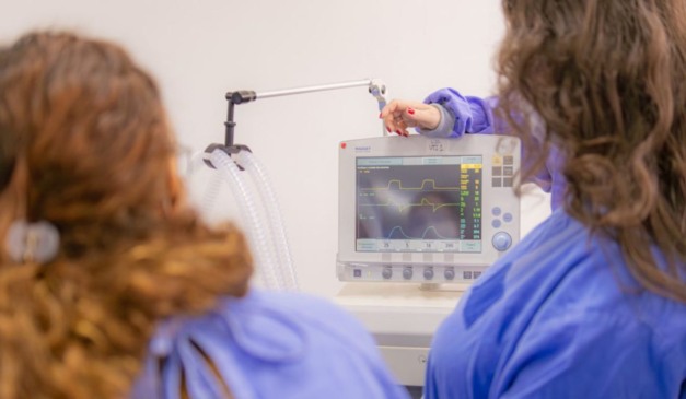 Técnica de saúde realiza exame em paciente na UEPG