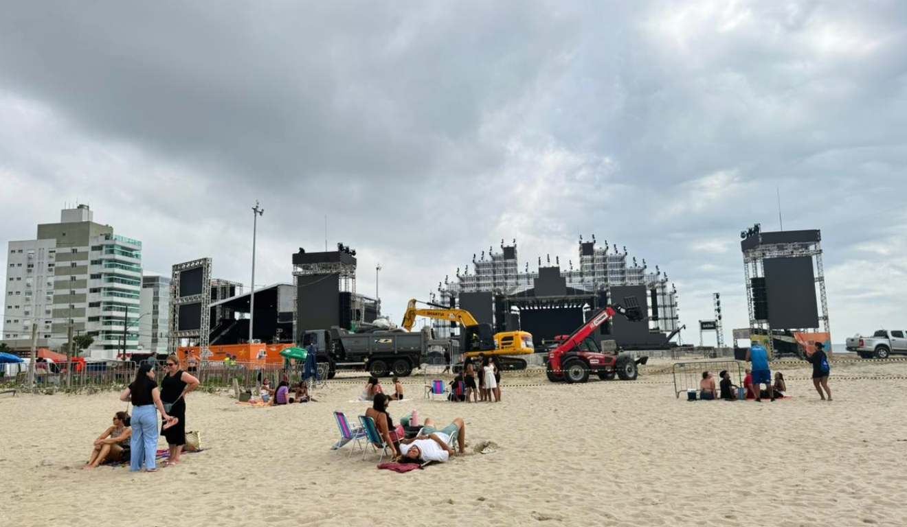 Fãs do SJ Alok a espera do show em Matinhos, no litoral do Paraná