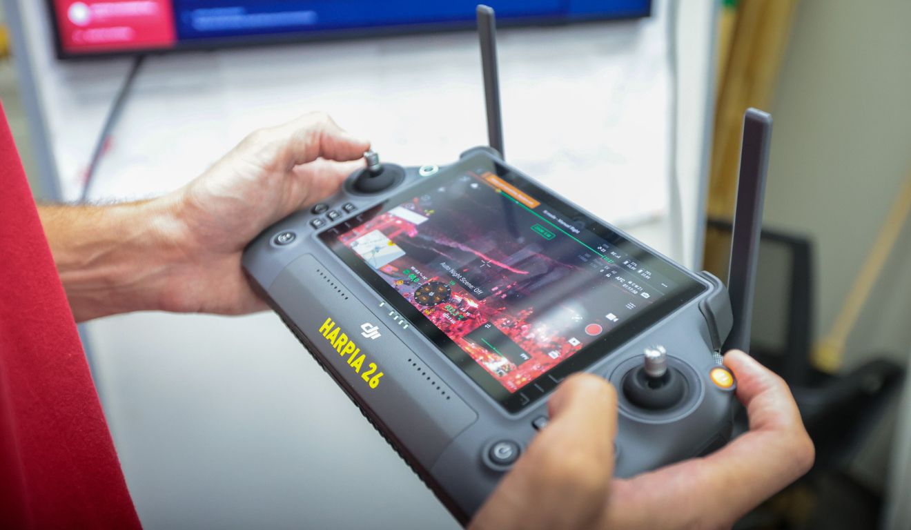 bombeiro utilizando drone durante cobertura dos shows em matinhos