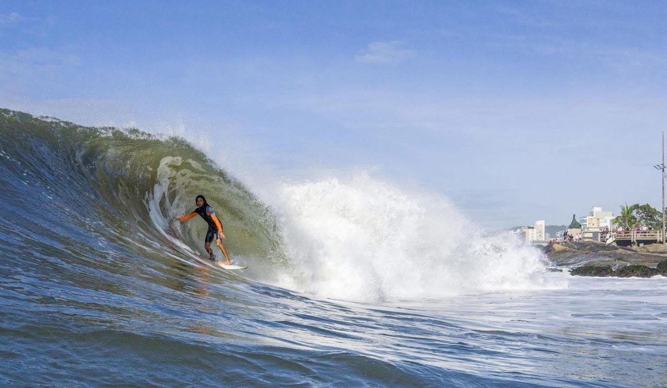 foto do surfista no mar em Matinhos