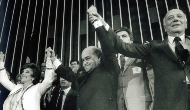 Tancredo Neves (entre o deputado Ulysses Guimarães e a esposa dona Risoleta) comemora vitória no Colégio Eleitoral em eleições indiretas para presidente da República, em janeiro de 1985.