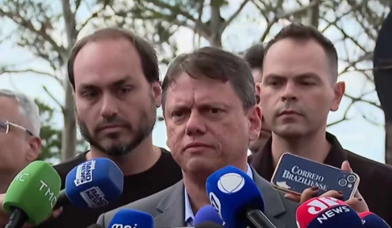 Governador Tarcísio de Freitas dá entrevista após visita ao ex-presidente Jair Bolsonaro na prisão
