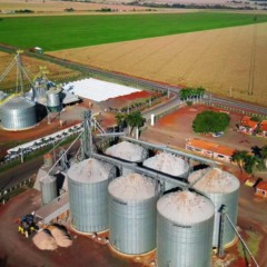 Silos em uma &aacute;rea de produ&ccedil;&atilde;o rural no Paran&aacute;